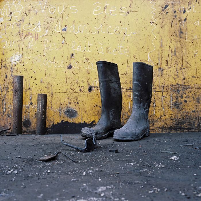 bottes et lunettes abandonnées dans l'atelier de mécanique 