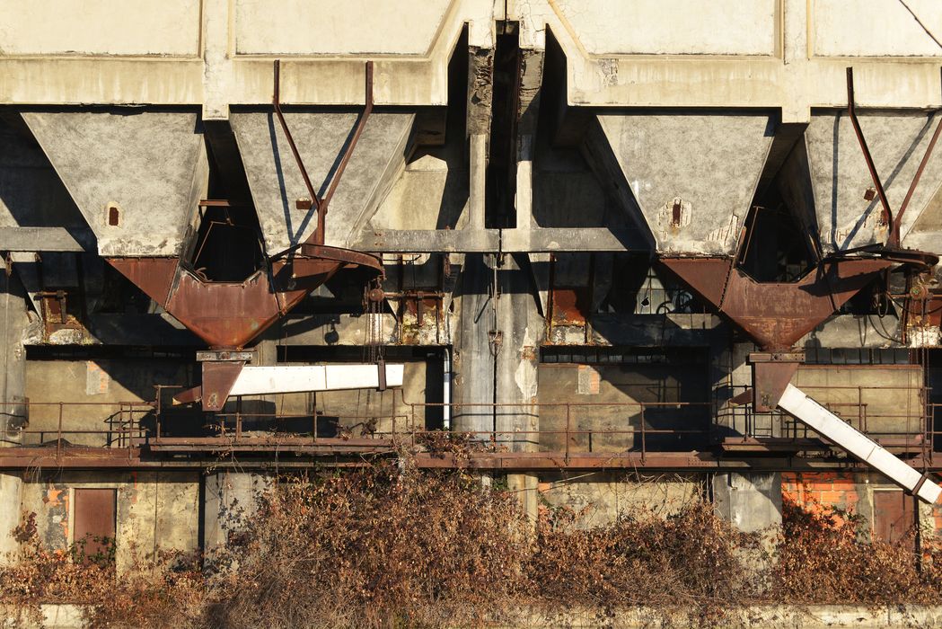 trémies de chargement des péniches sur la façade sud du lavoir