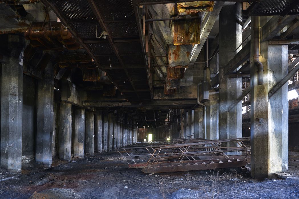 piliers polygonaux en béton armé sous le lavoir où étaient situés les anciennes voies ferrées 