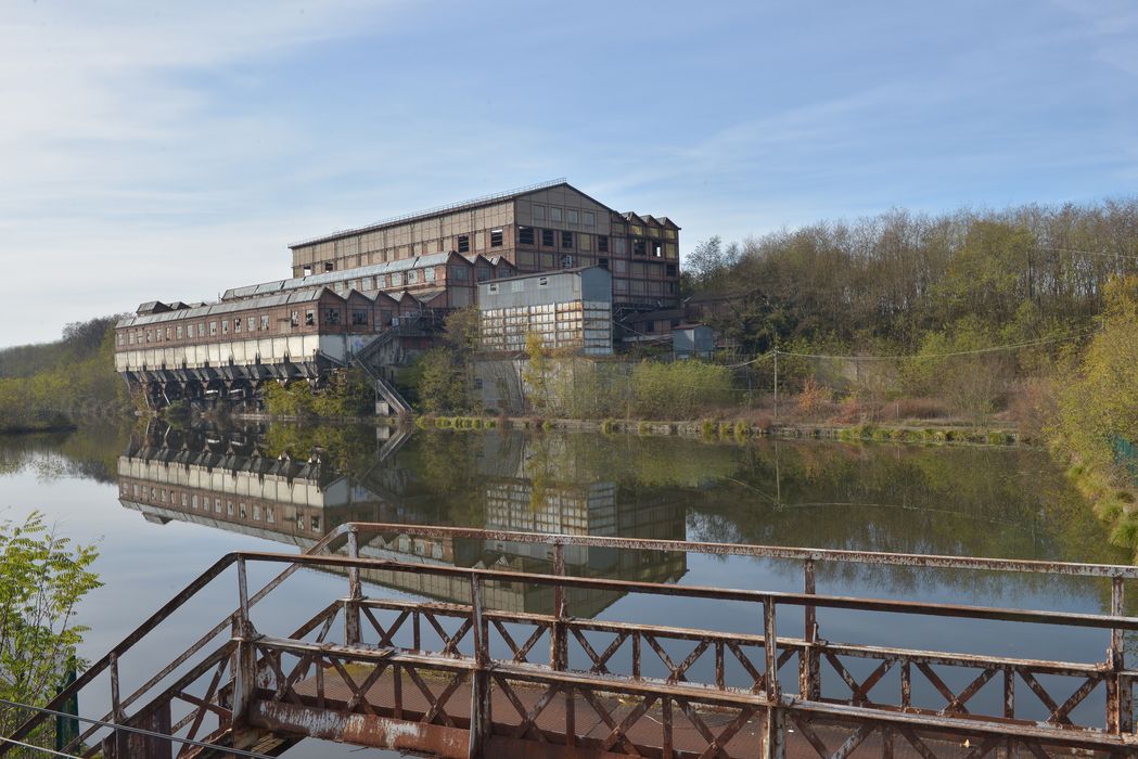 façade sud du lavoir et son port de chargement :  au premier plan, la passerelle à l'entrée du port