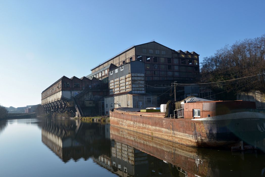 façades sud et est du lavoir et son port de chargement