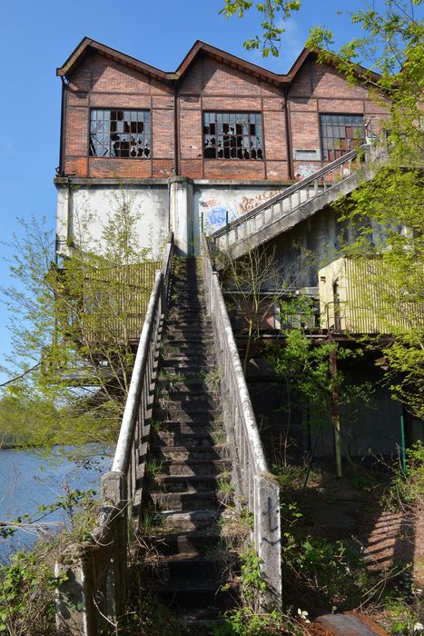 escalier en béton sur la façade est du lavoir 