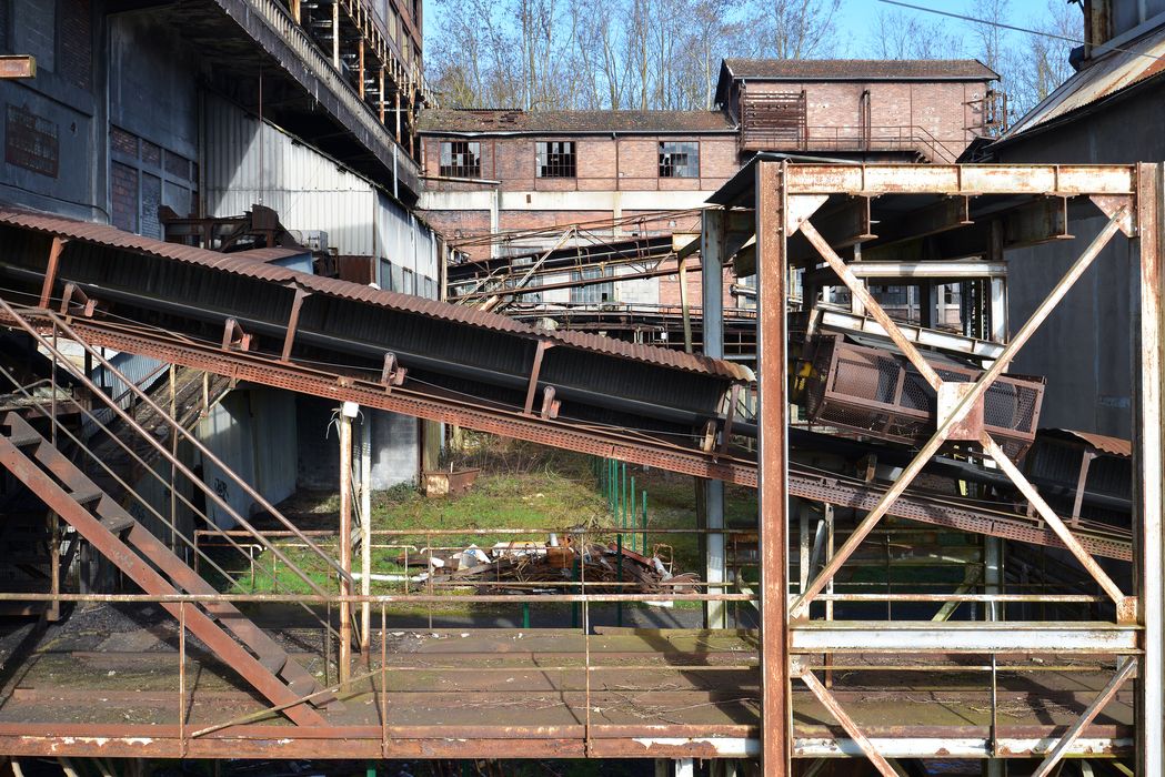 convoyeur sortant du silo des Vayres devant la façade est du lavoir. Chaufferie à l’arrière-plan