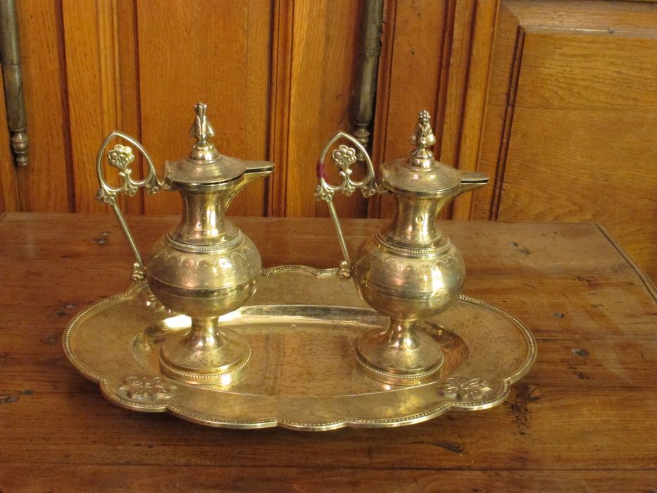 burettes et leur plateau - © Ministère de la Culture (France), Direction régionale des affaires culturelles de Bourgogne-Franche-Comté, tous droits réservés