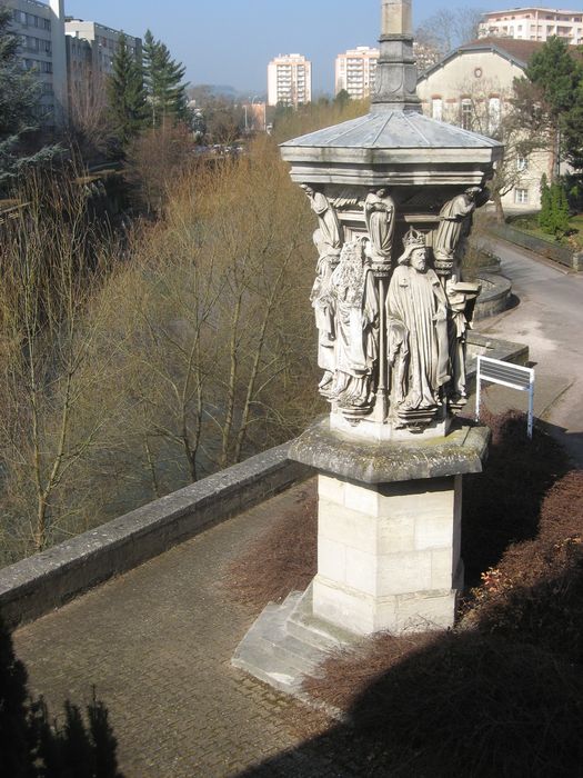 croix monumentale dite la Belle Croix, réplique du puits de Moïse de la chartreuse de Champmol, vue partielle