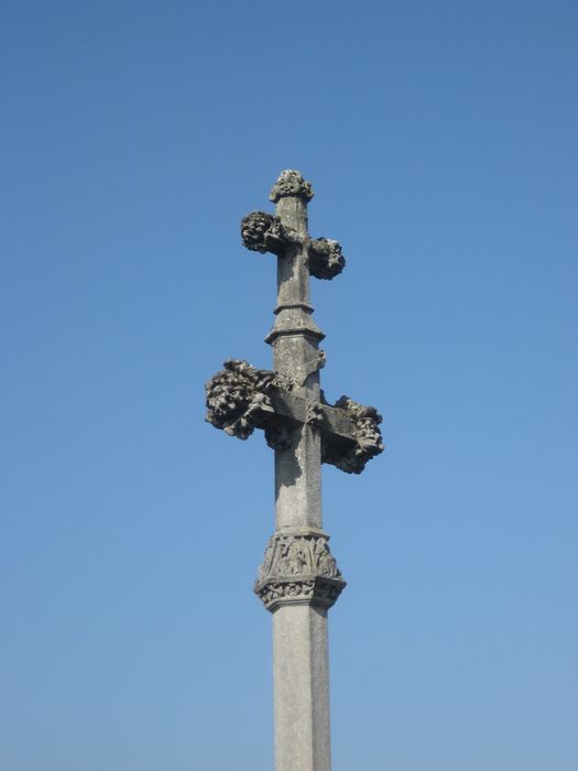 croix monumentale dite la Belle Croix, réplique du puits de Moïse de la chartreuse de Champmol, vue partielle