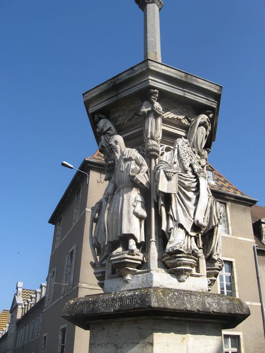 croix monumentale dite la Belle Croix, réplique du puits de Moïse de la chartreuse de Champmol, vue partielle