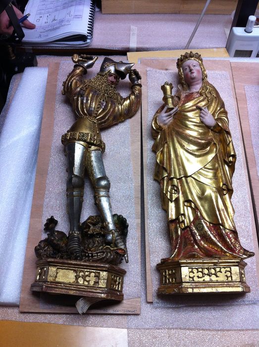 retable  : la Crucifixion, détail de deux statuettes