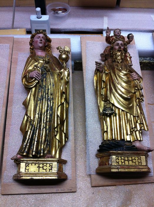 retable  : la Crucifixion, détail de deux statuettes