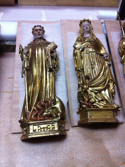 retable  : la Crucifixion, détail de deux statuettes