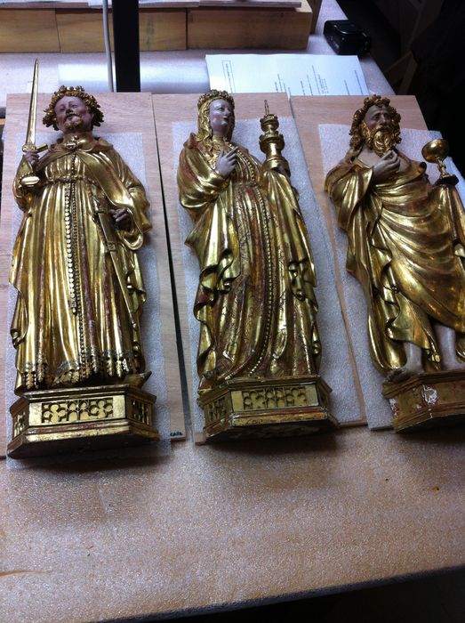 retable  : la Crucifixion, détail de trois statuettes