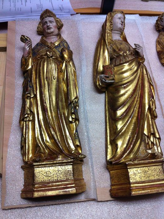 retable  : la Crucifixion, détail de deux statuettes