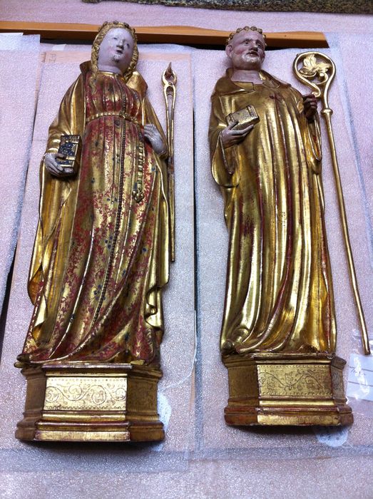 retable  : la Crucifixion, détail de deux statuettes