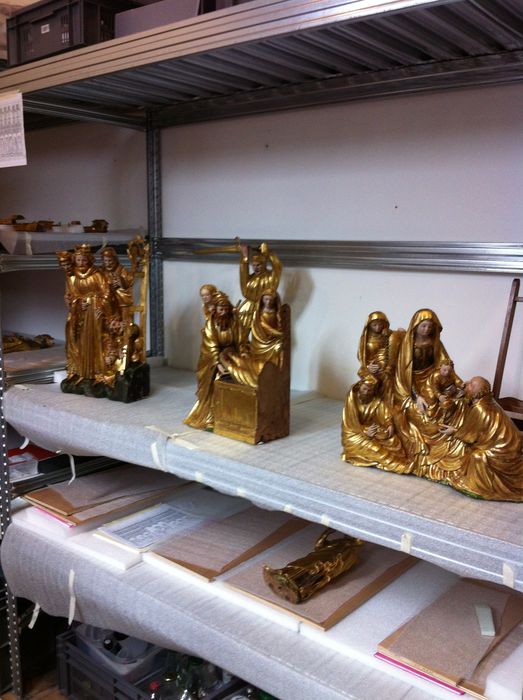 retable  : la Crucifixion, détail de trois groupes sculptés