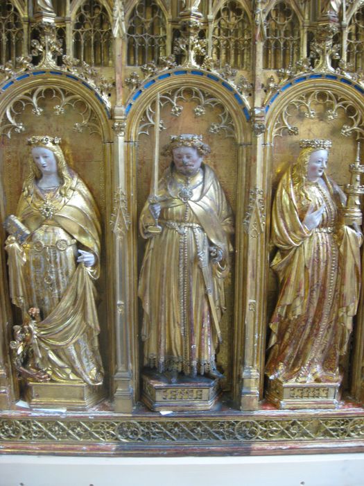 retable  : la Crucifixion, détail de trois statuettes