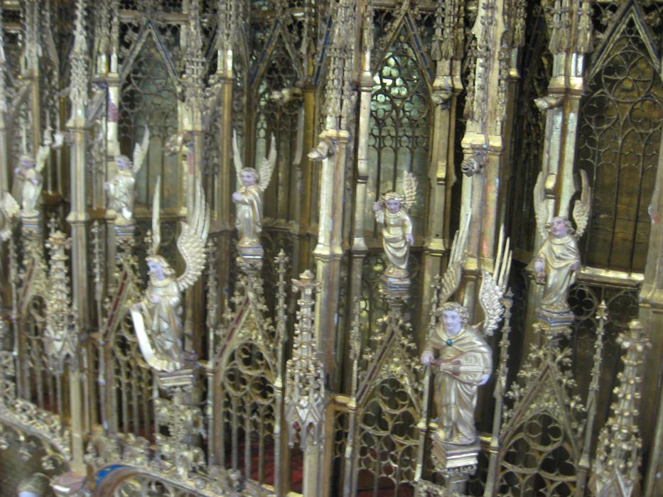 retable  : la Crucifixion, détail des statuettes d'anges