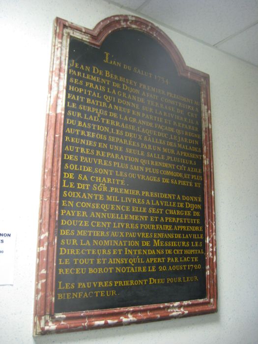 plaque commémorative des donations de Jean Berbisey à l'hôpital - © Ministère de la Culture (France), Direction régionale des affaires culturelles de Bourgogne-Franche-Comté, tous droits réservés