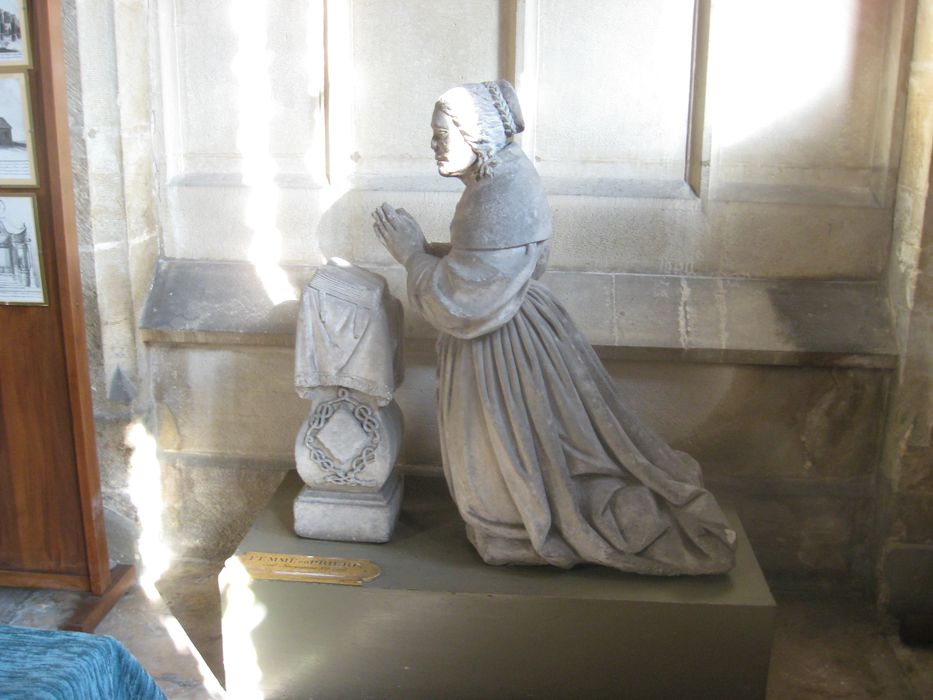 monument funéraire  : Priant d'une femme