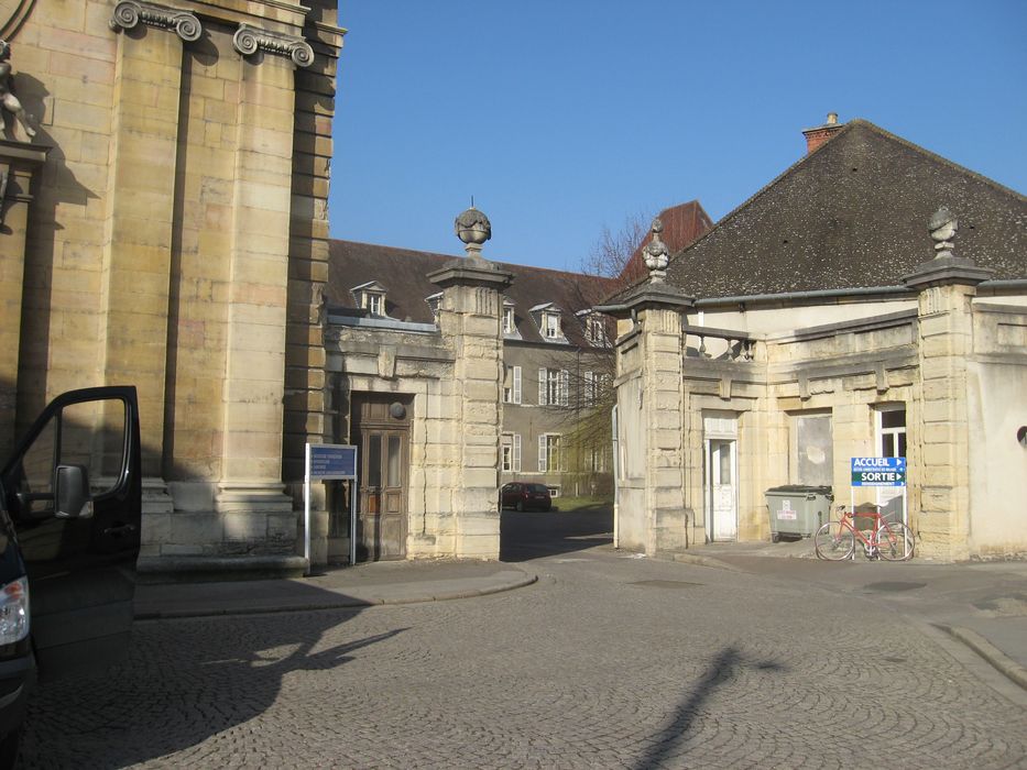 Hôpital général, ancien hospice du Saint-Esprit, vue de l'entrée