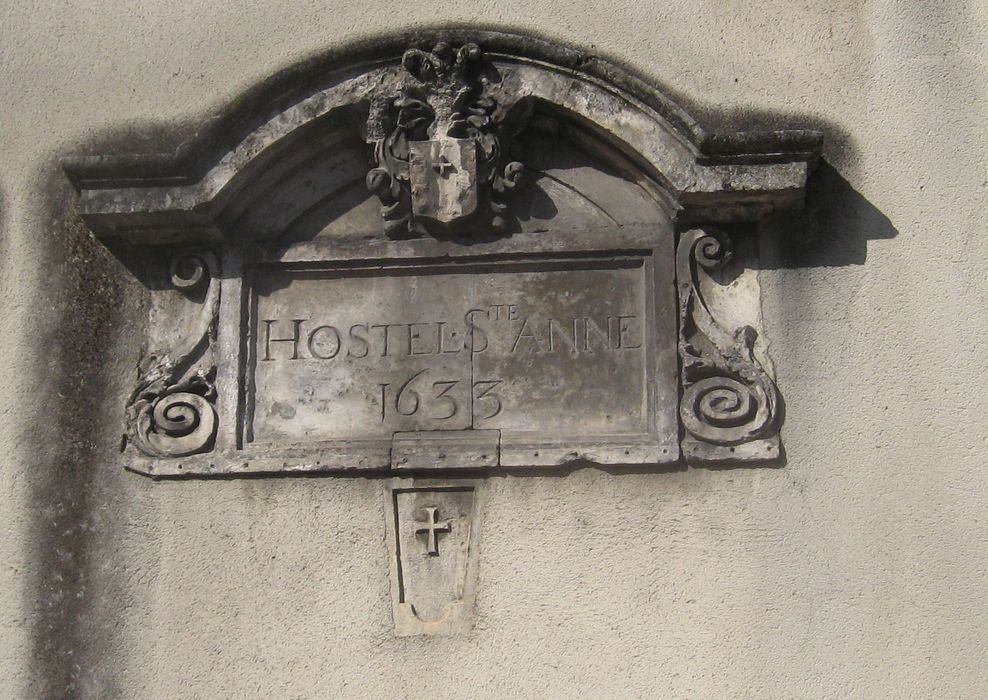 Hôpital général, ancien hospice du Saint-Esprit, détail d'un cartouche sculpté réemployé