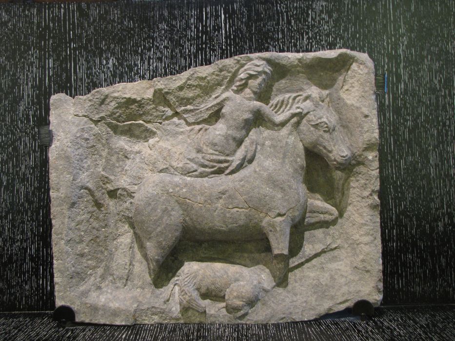 bas-relief  : la Déesse gauloise Epona - © Ministère de la Culture (France), Direction régionale des affaires culturelles de Bourgogne-Franche-Comté, tous droits réservés