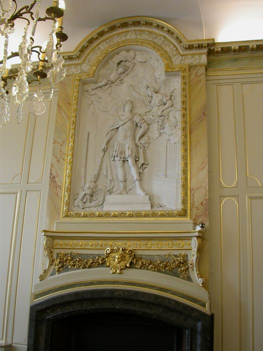 Bas-relief : Louis XIV terrassant l'hérésie - © Ministère de la Culture (France), Direction régionale des affaires culturelles de Bourgogne-Franche-Comté, tous droits réservés