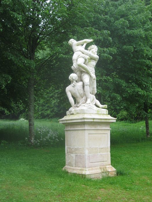 Domaine du château de Bussy-Rabutin : Groupe sculpté, enlèvement de Perséphone