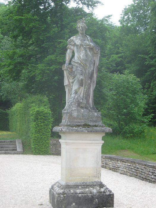 Domaine du château de Bussy-Rabutin : Jardin, sculpture