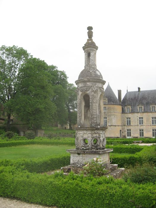 Domaine du château de Bussy-Rabutin, décoration de jardin