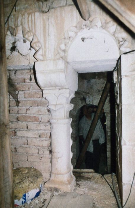 Eglise paroissiale : Détail de la baie du 1er niveau de la tour du clocher, côté intérieur ouest