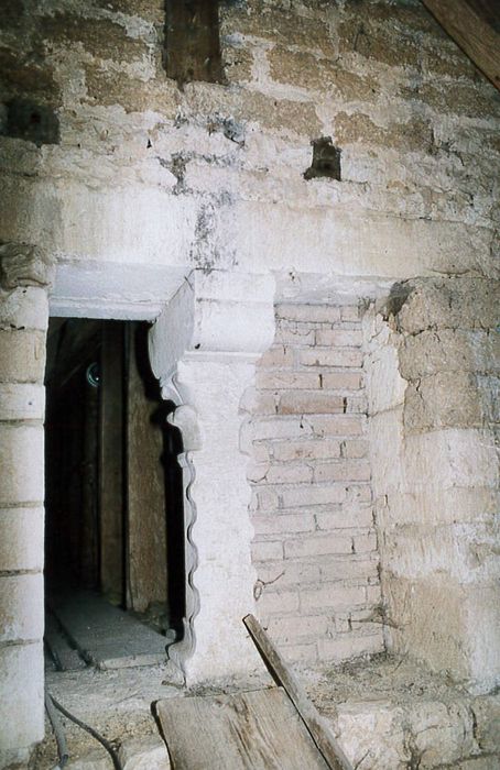 Eglise paroissiale : Détail de la baie du 1er niveau de la tour du clocher, côté intérieur ouest