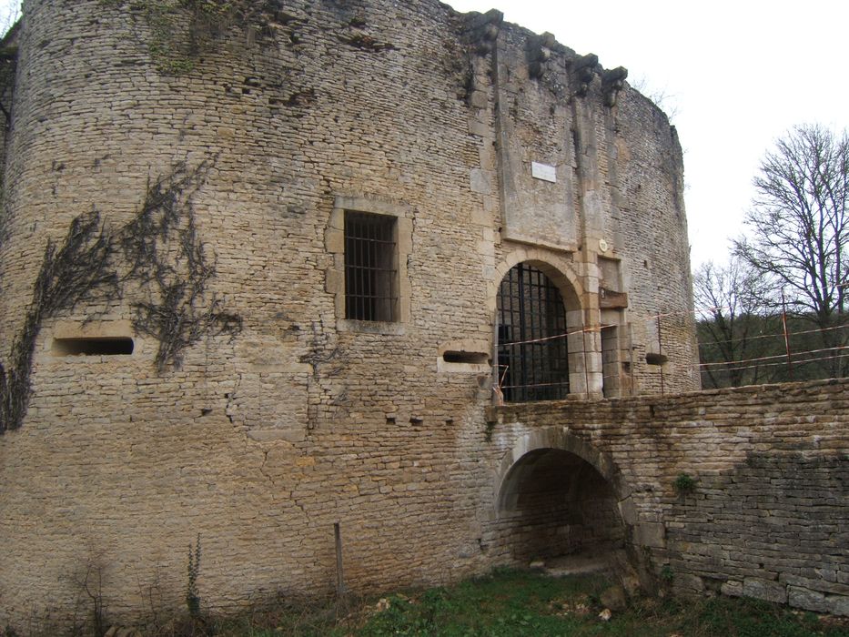 Château de Rochefort (vestiges) : Vue partielle des ruines depuis l'est