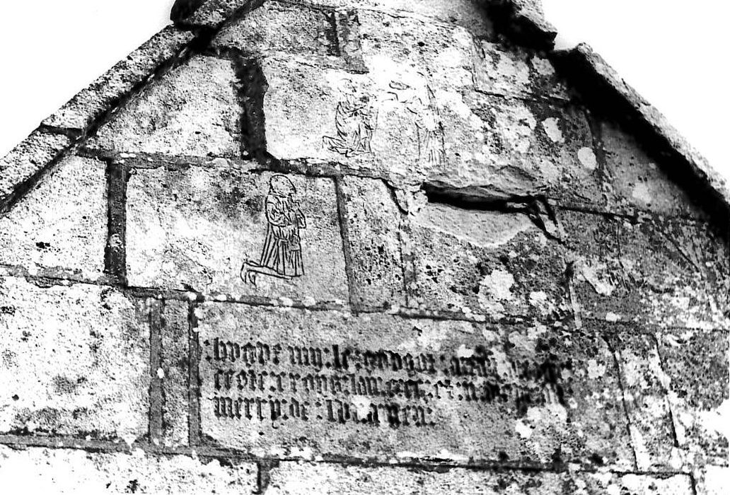 Cimetière : Détail du porche-croix