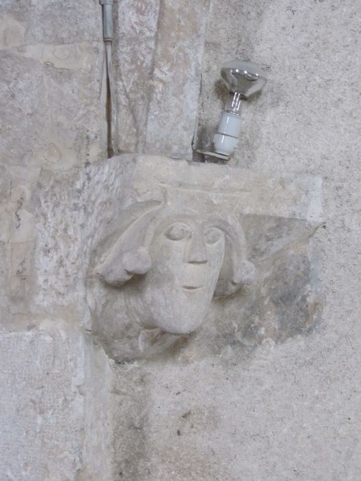 Eglise Sainte-Madeleine : Nef, détail d'une console sculptée