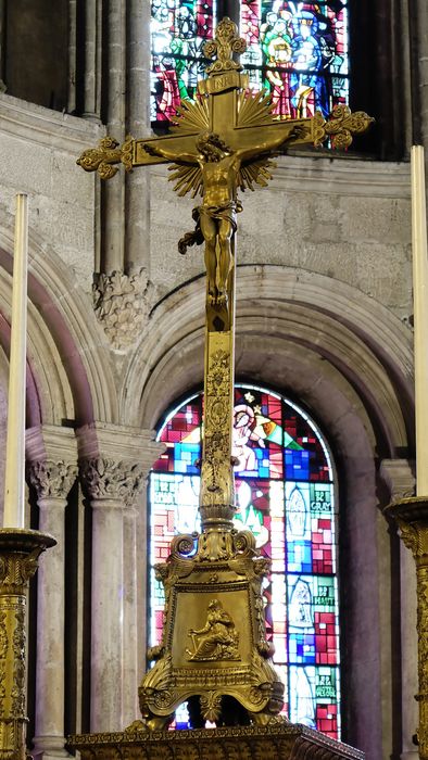 Croix d'autel et six chandeliers du maître-autel - Vue générale : croix d'autel