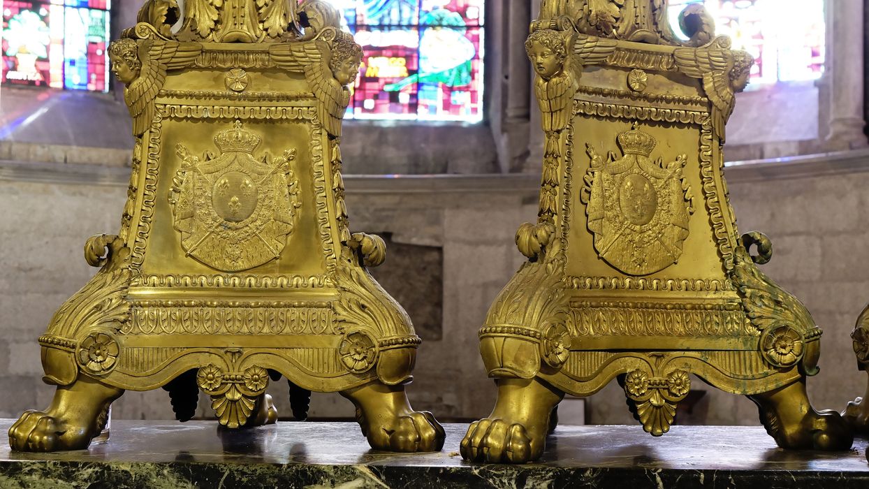 Croix d'autel et six chandeliers du maître-autel - Vue partielle : pieds de 2 chandeliers
