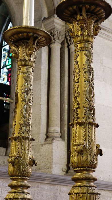 Croix d'autel et six chandeliers du maître-autel - Vue partielle : tige de 2 chandeliers