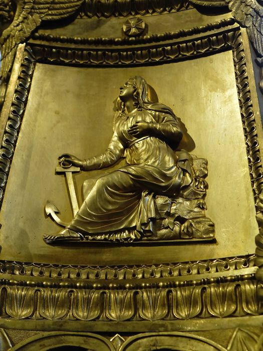 Croix d'autel et six chandeliers du maître-autel - Vue de détail : décor sur pied de la croix