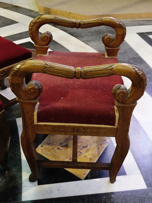 Trois tabourets de célébrant - Vue générale : grand tabouret