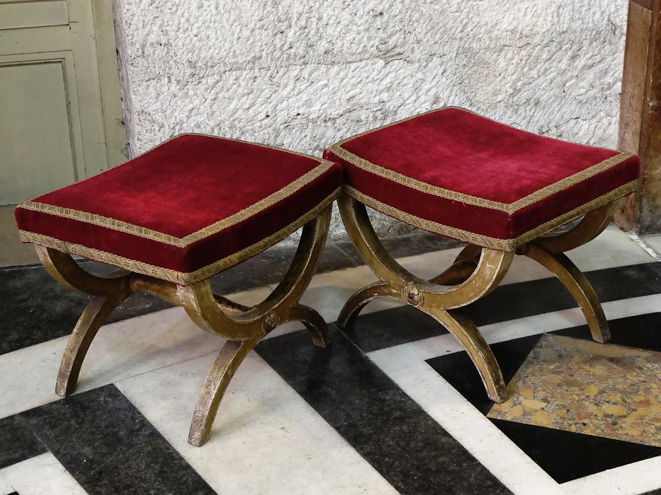 Deux tabourets de célébrant - Vue générale