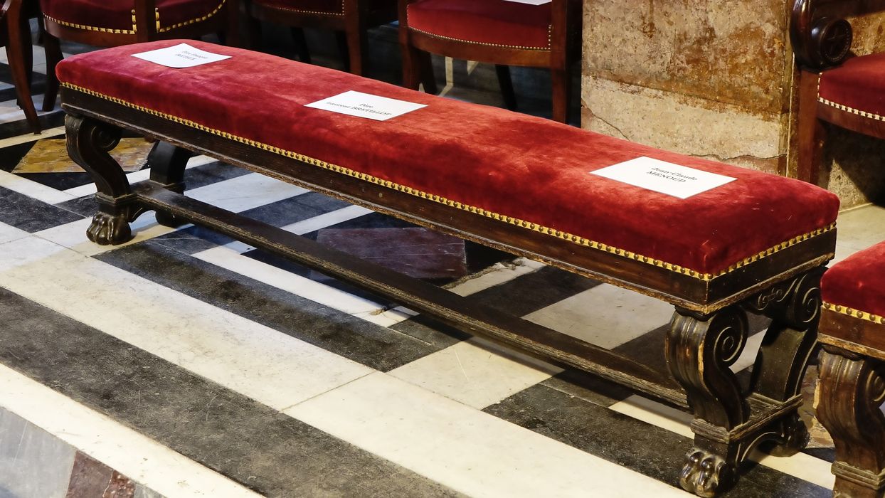 Neuf banquettes et six tabourets de célébrant - Vue générale : banquette