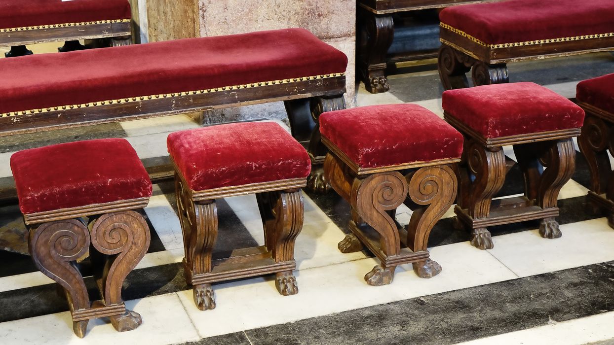 Neuf banquettes et six tabourets de célébrant - Vue générale : tabourets