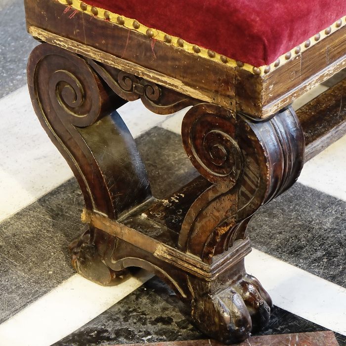 Neuf banquettes et six tabourets de célébrant - Vue de détail : piètement banquette