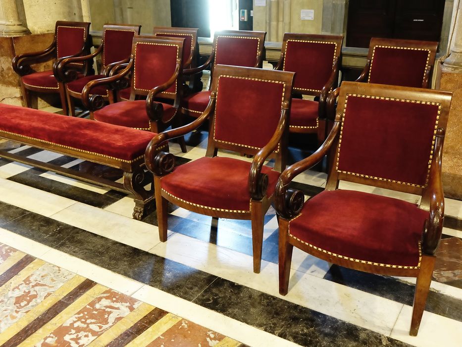 Neufs fauteuils de célébrant - Vue générale
