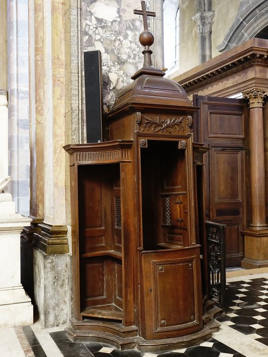 Cinq confessionnaux - Vue générale : confessionnal de la chapelle du St-Suaire