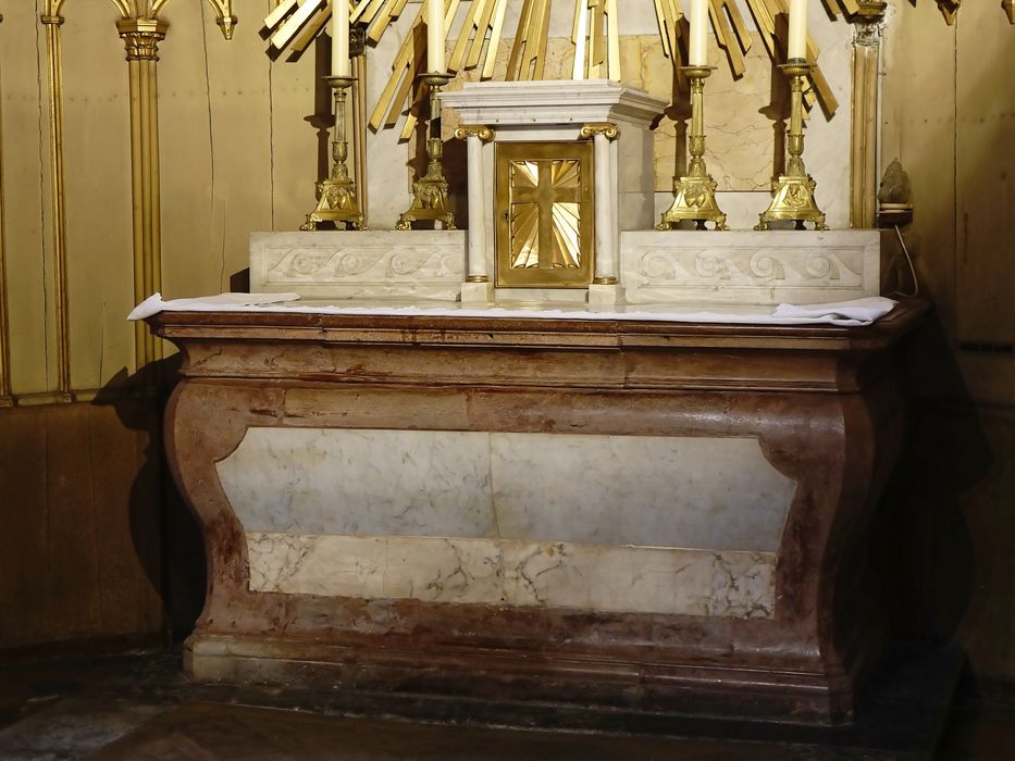 Autel, gradin, tabernacle, retable - Vue générale autel