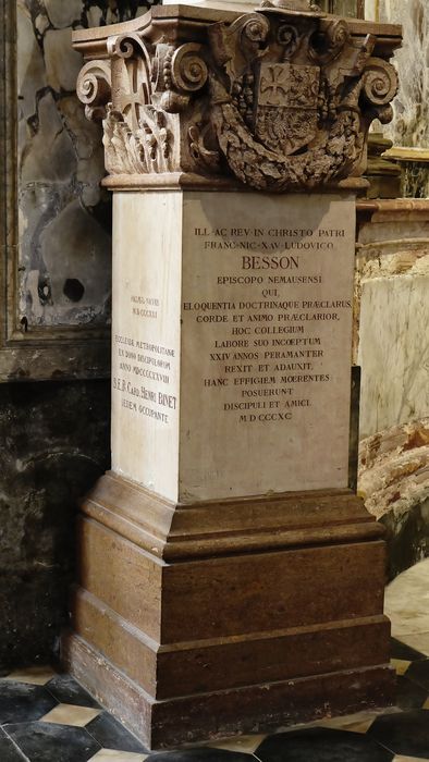 Buste : Monseigneur Besson - Vue générale : socle