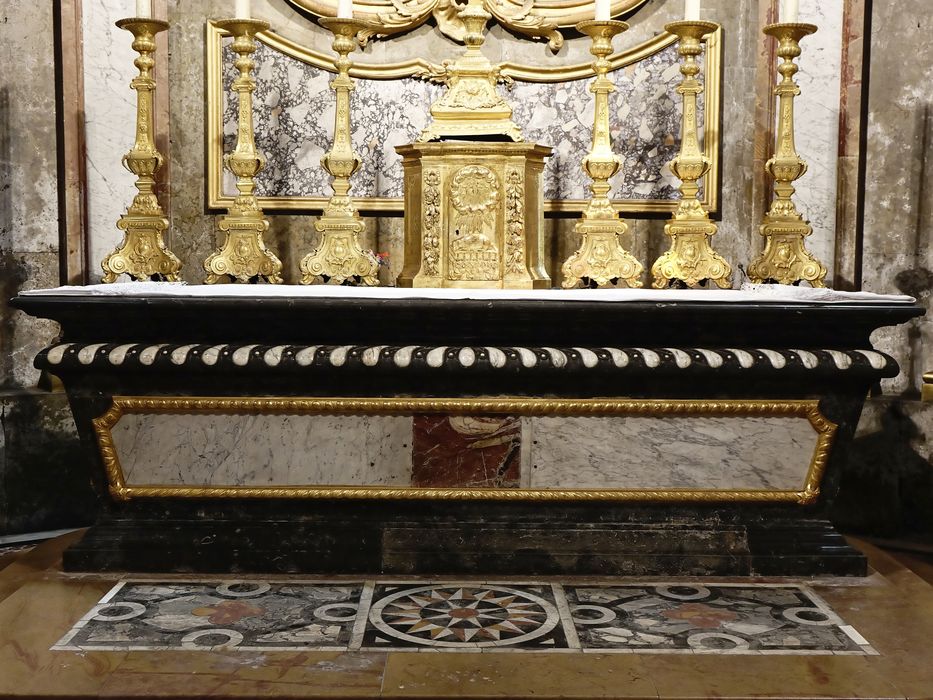 Autel et degré d'autel du Saint-Suaire - Vue générale : autel