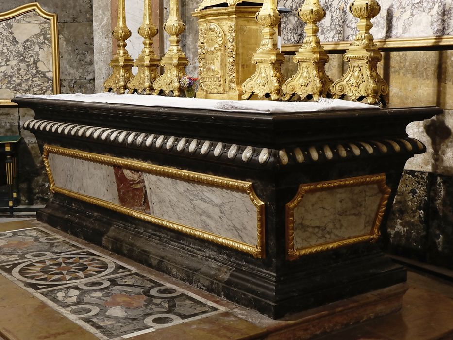 Autel et degré d'autel du Saint-Suaire - Vue latérale