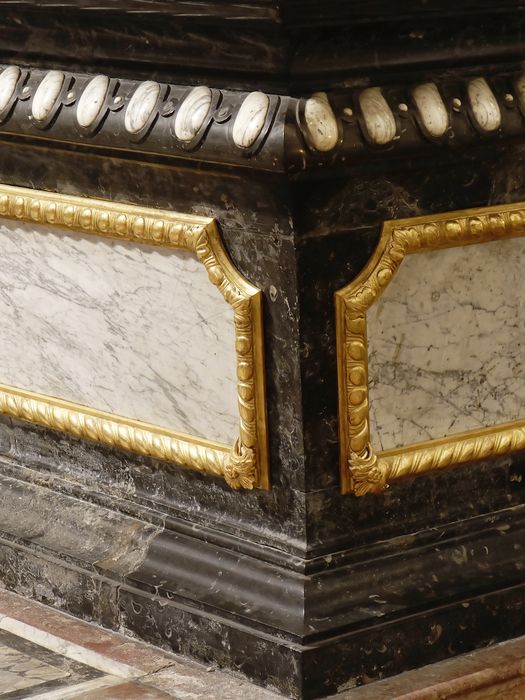 Autel et degré d'autel du Saint-Suaire - Vue de détail : angle autel